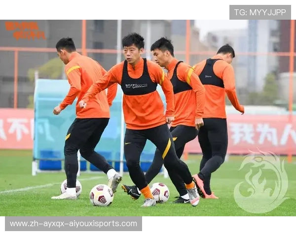 足球赛后采访能否真实展现球员与教练对比赛的复盘分析